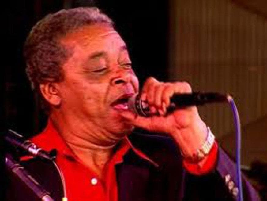 Dicró cantando ao microfone